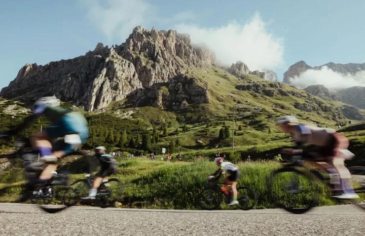 mensen op de fiets met bergen op de achtergrond