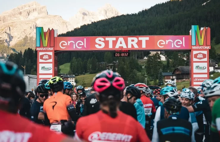 mensen aan de start van de maratona